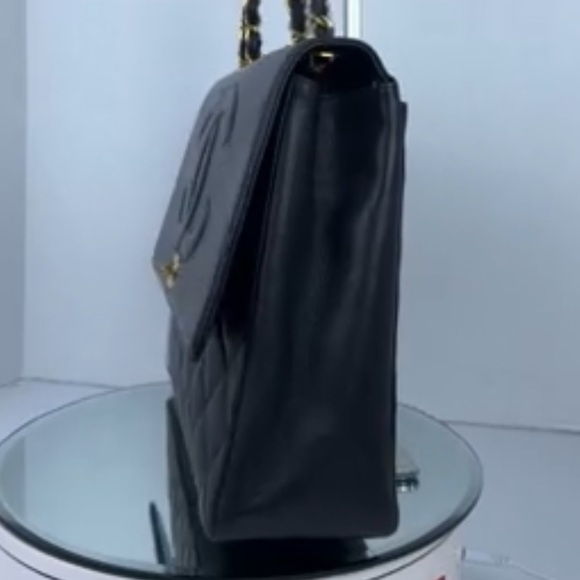 CHANEL Black and Gold Shoulder Bag - Picture 13 of 17